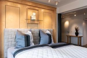 明斯特SMC Muenster的卧室配有带蓝色枕头的大型白色床