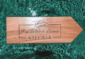 吉利阿尔My Island Home Gili Air的读我的家具的木牌,如家一般的空气