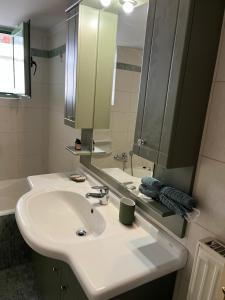 比雷埃夫斯Athens Riviera modern apartment的浴室设有白色水槽和镜子