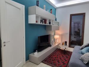 马尔萨拉IL CENTRO SUI 1000的客厅配有电视和蓝色的墙壁