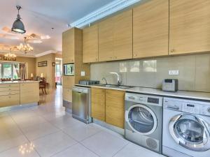 开普敦Villa Jesdene的厨房配有洗衣机和烘干机