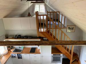 LiigalaskmaPrivate sauna house with sea view的一个小房子里的厨房,有楼梯