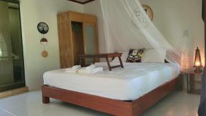 西塔努Cassiopeia Srithanu Apartments的一间卧室配有带毛巾的床