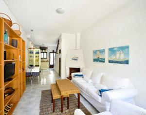 卡尼奥提Avra Chanioti的客厅配有白色沙发和电视