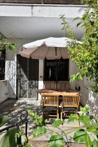 卡尼奥提Avra Chanioti的露台的遮阳伞下的桌椅