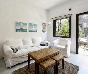 卡尼奥提Avra Chanioti的客厅配有白色的沙发和椅子