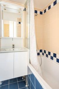 马赛马赛普拉多斐瑞尔公寓式酒店的浴室配有白色水槽和淋浴。