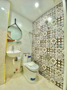 永隆Hotel Phước Thịnh的一间带卫生间和水槽的浴室