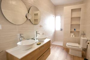 ZarzuelaCuencaloft Zarzuela的浴室设有2个水槽、卫生间和镜子。