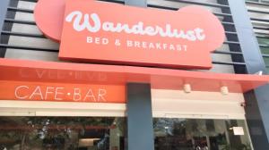 公主港Wanderlust Bed & Breakfast的住宿加早餐咖啡吧的标志