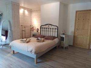 HermillonLa Marmotte de la Tour的一间卧室配有一张带两个篮子的床