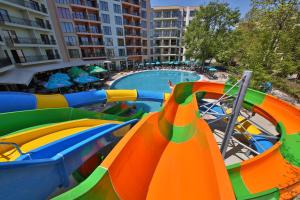 金沙Prestige Hotel and Aquapark - All inclusive的一个带丰富多彩的水滑梯的水上公园