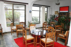阿马林索斯伊利亚提德公寓酒店的一间带桌椅和窗户的用餐室