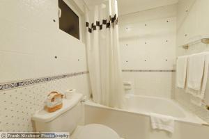 瓦莱塔卡斯蒂利亚酒店的白色的浴室设有卫生间和浴缸。