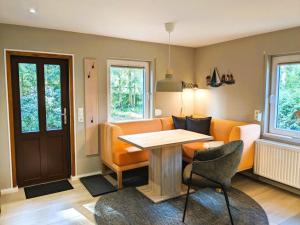 格洛韦Haus Lisa的客厅配有橙色沙发和桌子