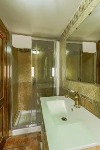 阿尔内迪略Casita de Orlando的一间带水槽和淋浴的浴室