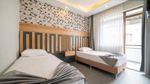 安塔利亚卡夫卡斯酒店的一间卧室设有两张床和窗户。