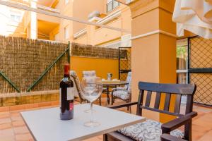 圣玛丽亚港O2伊尔普托公寓式酒店的一张桌子上坐着一瓶葡萄酒和一杯葡萄酒