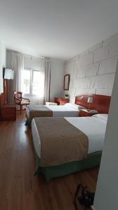 巴尔韦尔德回力镖酒店的酒店客房,配有两张床和椅子