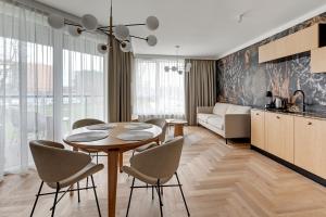 格但斯克RentPlanet - Apartamenty Chlebova的厨房以及带桌椅的用餐室。