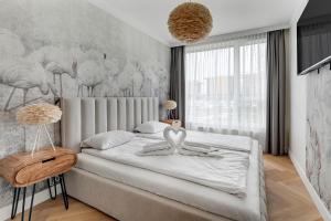 格但斯克RentPlanet - Apartamenty Chlebova的一间卧室设有一张大床和一个大窗户