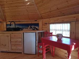 Saint-Martin-dʼArcKota SHANTYHOME的小屋内的厨房配有桌子和冰箱