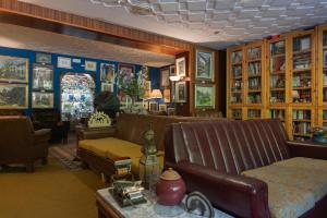 里贝拉德卡多斯嘉多斯酒店的客厅配有沙发和桌子