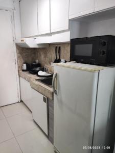 马尼拉Citadel Inn的厨房配有冰箱和微波炉。