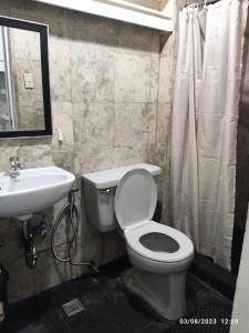 马尼拉Citadel Inn的浴室配有白色卫生间和盥洗盆。