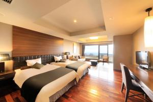 那须町FOURTREAT plus NASUKOGEN的酒店客房设有两张床和一台平面电视。