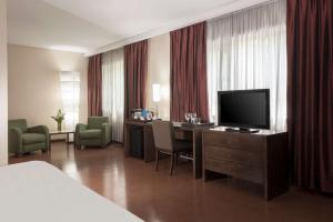 门多萨门多萨科迪勒拉NH酒店的酒店客房,配有床和电视