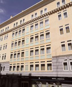 马德里NH马德里拉盖斯卡酒店的一座拥有许多窗户的大型建筑