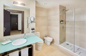 马德里NH马德里拉盖斯卡酒店的一间带水槽、卫生间和淋浴的浴室