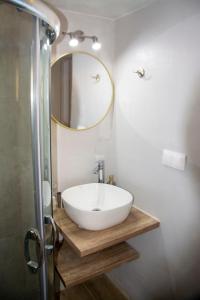 巴利恩MariMar的浴室设有白色水槽和镜子