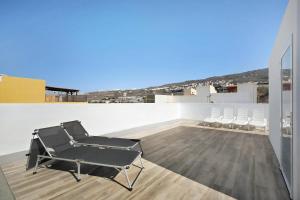 ArmeñimeVilla Ocean View - Costa Adeje - Near Golf - Tenerife South - Canary Islands - Spain的建筑物屋顶上的躺椅