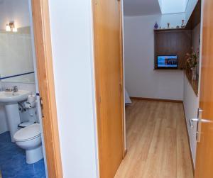 卢戈CASA CINES的一间带卫生间和水槽的浴室