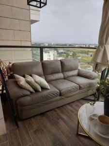 YehudDudger home的享有美景的客厅内的棕色沙发