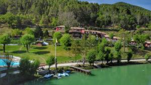 阿罗约弗里奥Hotel Rural Noguera de la Sierpe的享有度假胜地的空中湖景