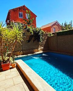 圣地亚哥Casa Fuerteventura的房屋前的游泳池