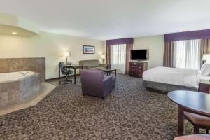 拉斯维加斯拉斯维加斯机场南拉昆塔套房酒店的酒店客房带一张床、一个浴缸和一间卧室