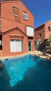圣地亚哥Casa Fuerteventura的一座大蓝色游泳池,位于房子前