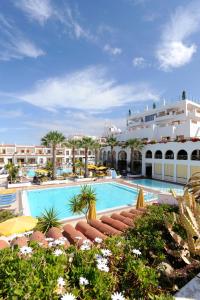 阿罗纳Spa & Sport Hotel Mar y Sol的享有度假村游泳池的景致。