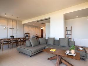 赫索尼索斯Zuzu Riviera Living的客厅配有沙发和桌子