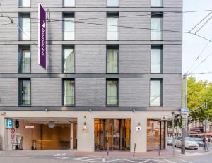 美因河畔法兰克福Premier Inn Frankfurt City Europaviertel的前面有紫色标志的建筑