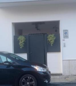 切萨雷奥港A casa di Roberto的停在大楼前的有门的汽车
