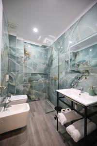 伏罗拉Ulcas guest huse的浴室配有盥洗盆、卫生间和浴缸。