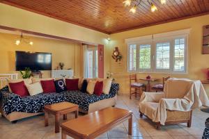 Agios LeonVilla Roxa Montuoso的客厅配有沙发和桌子