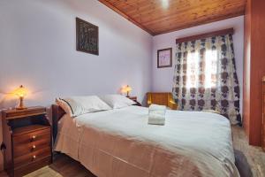 Agios LeonVilla Roxa Montuoso的一间卧室设有一张大床和一个窗户。