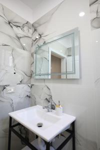 伏罗拉Ulcas guest huse的一间带水槽和镜子的浴室
