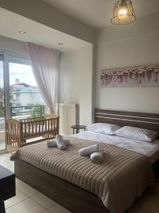 普雷韦扎Seaside Villa的一间卧室配有一张床,上面有两条毛巾
